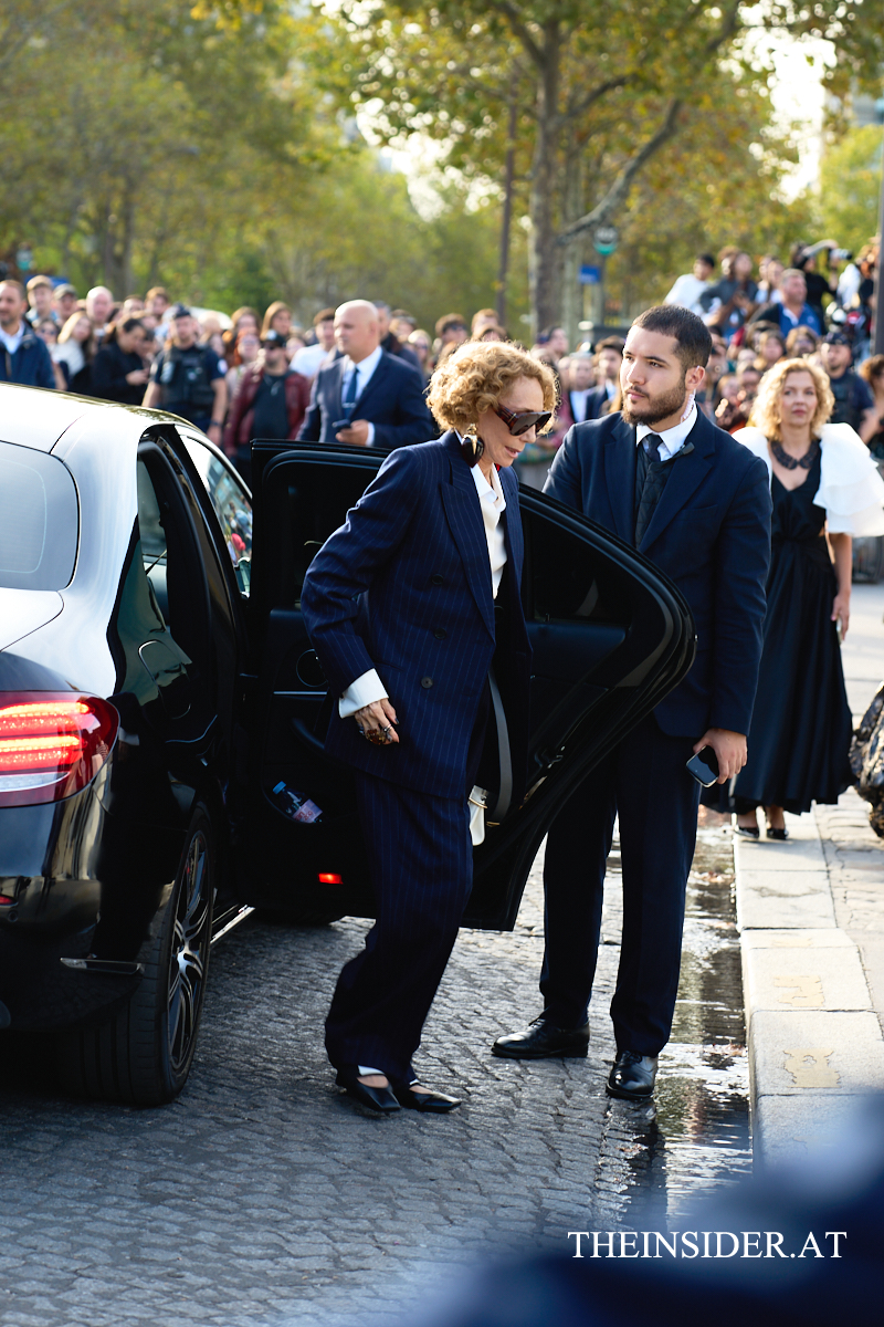 Street Style PFW SS’27: Herbstliche Looks der Gäste bei Loewe und Givenchy