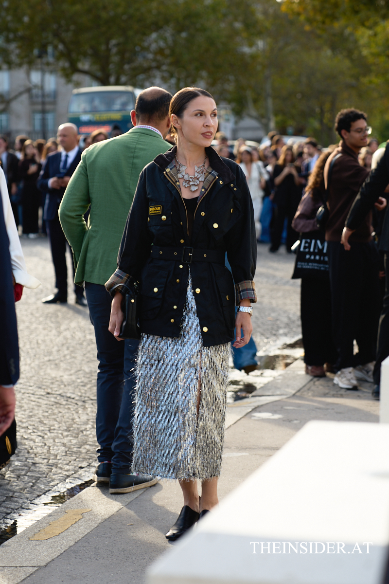 Street Style PFW SS’27: Herbstliche Looks der Gäste bei Loewe und Givenchy