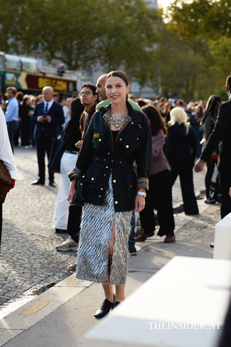 Street Style PFW SS’27: Herbstliche Looks der Gäste bei Loewe und Givenchy