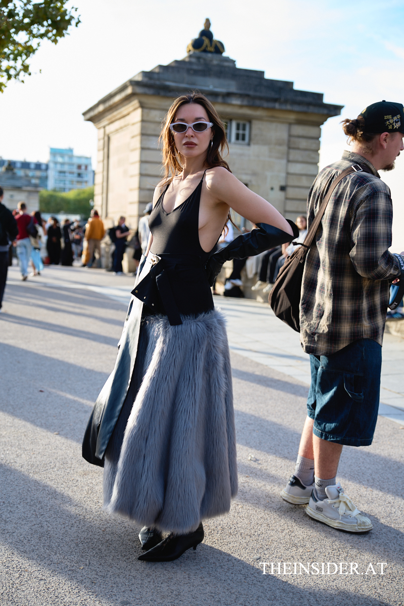 Street Style PFW SS’27: Herbstliche Looks der Gäste bei Loewe und Givenchy
