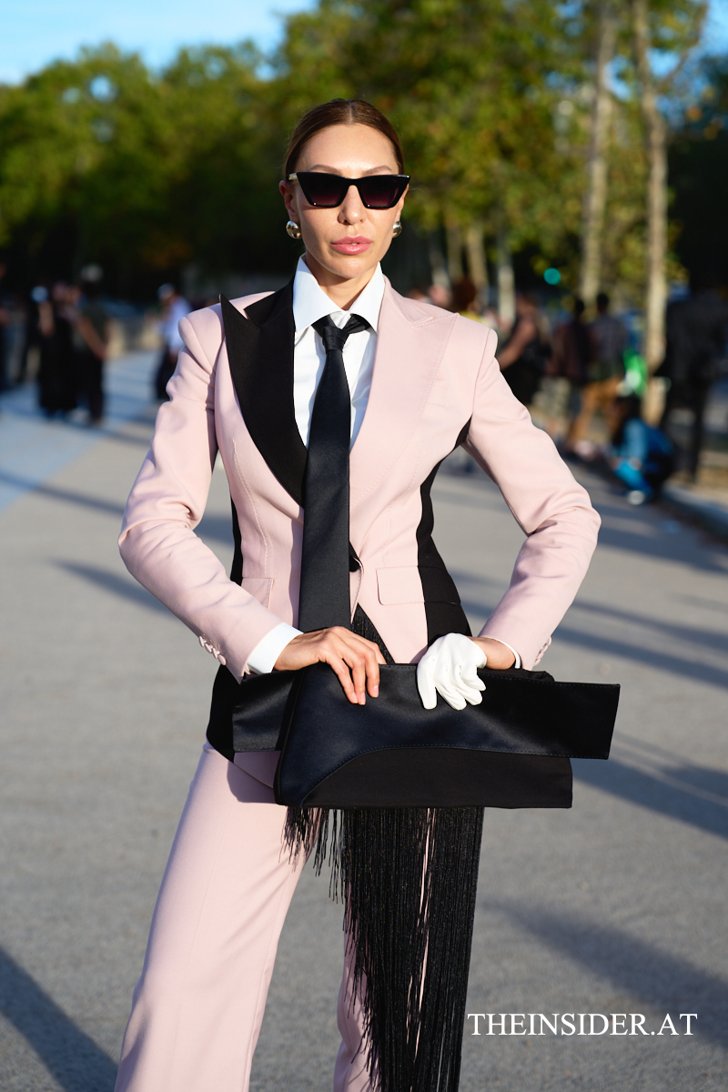 Street Style PFW SS&rsquo;27: Herbstliche Looks der G&auml;ste bei Loewe und Givenchy