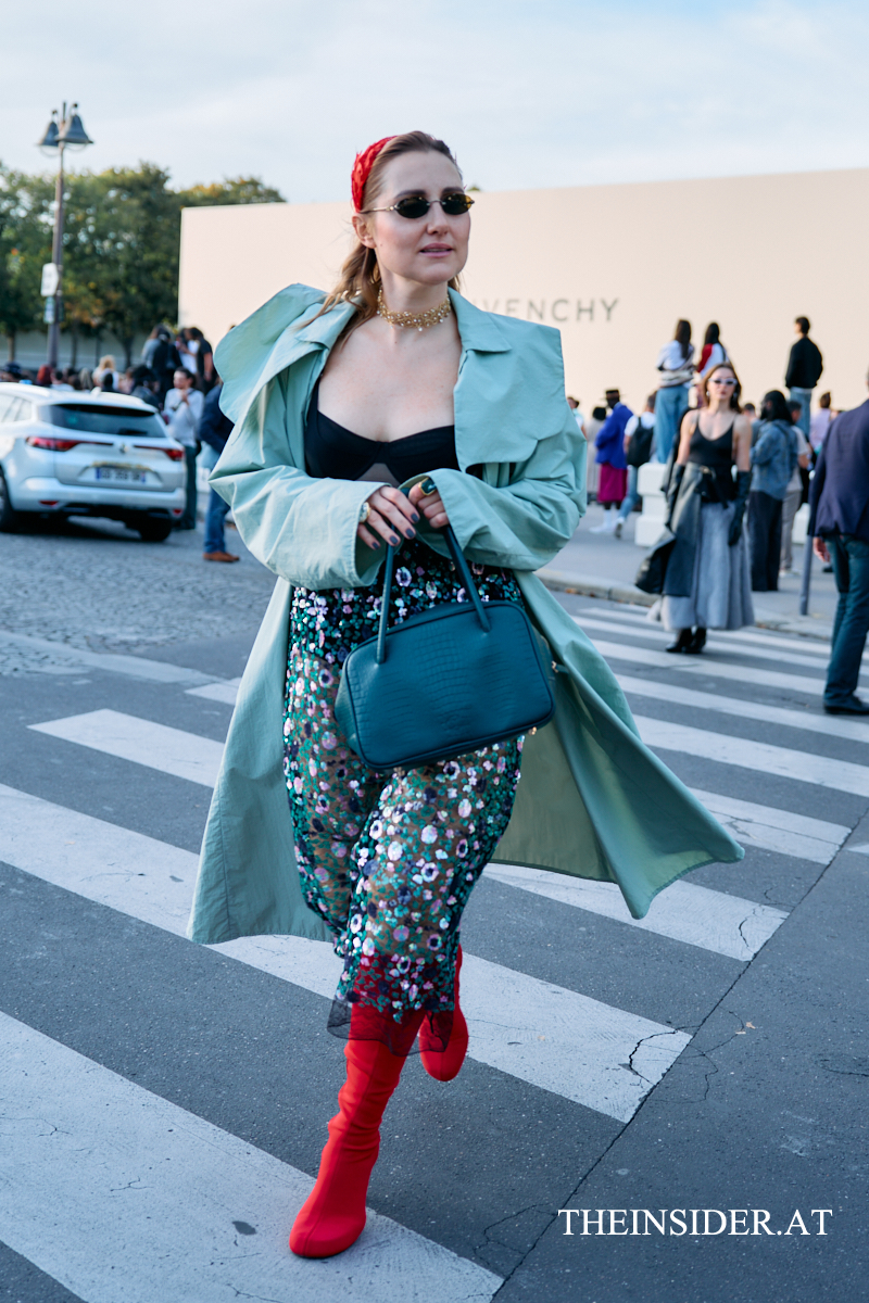 Street Style PFW SS’27: Herbstliche Looks der Gäste bei Loewe und Givenchy