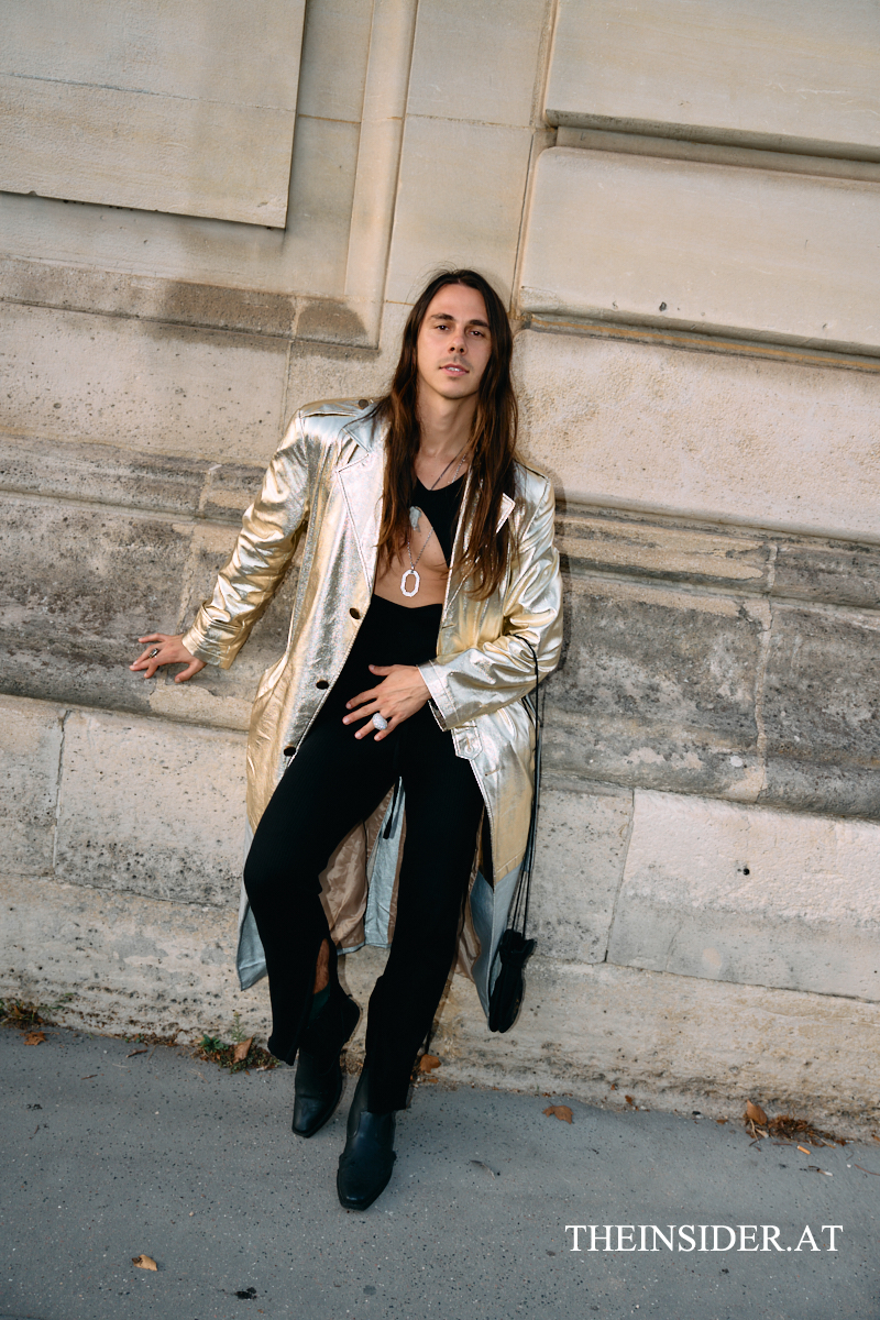 Street Style PFW SS’27: Herbstliche Looks der Gäste bei Loewe und Givenchy
