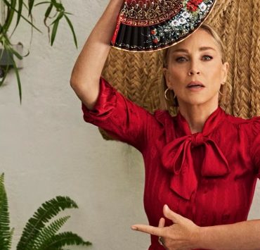 Sharon Stone inszeniert f&uuml;r ELLE Espa&ntilde;a ihre legend&auml;re Pose aus &laquo;Basic Instinct&raquo; neu