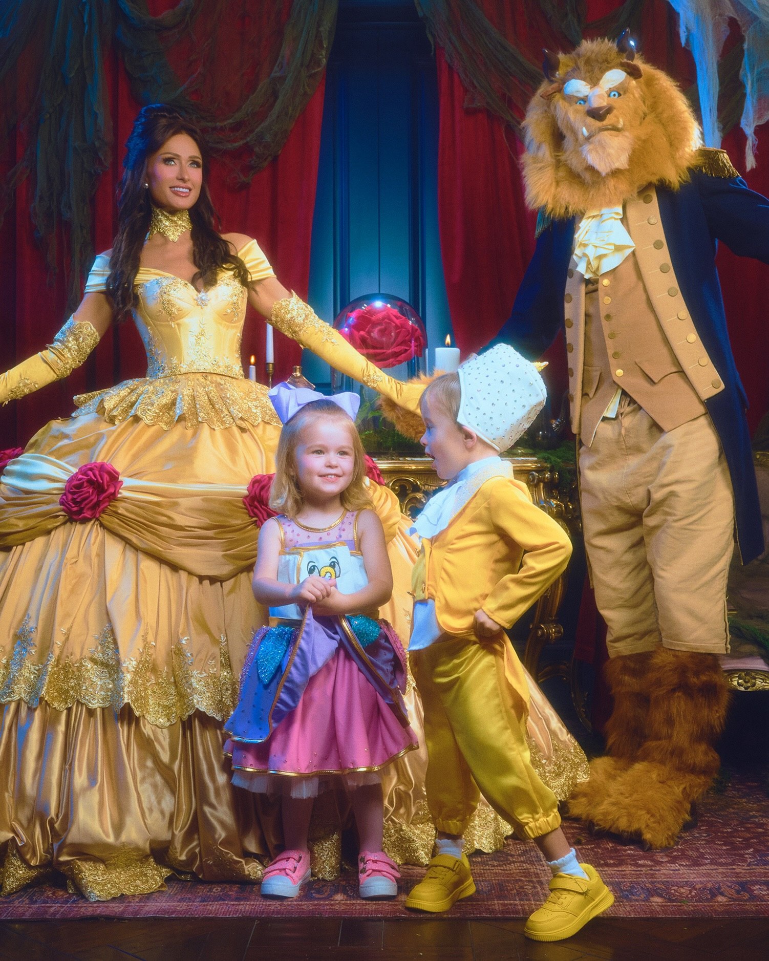 Paris Hilton pr&auml;sentiert Halloween-Looks mit ihrer Familie