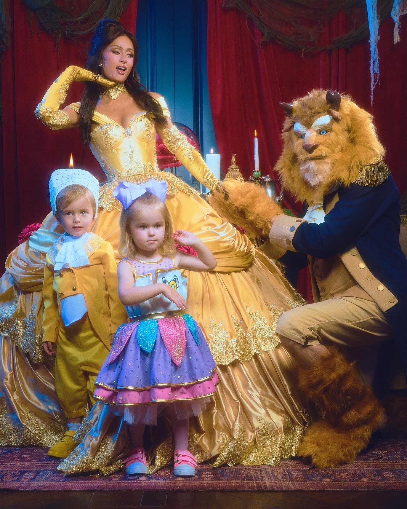 Paris Hilton pr&auml;sentiert Halloween-Looks mit ihrer Familie