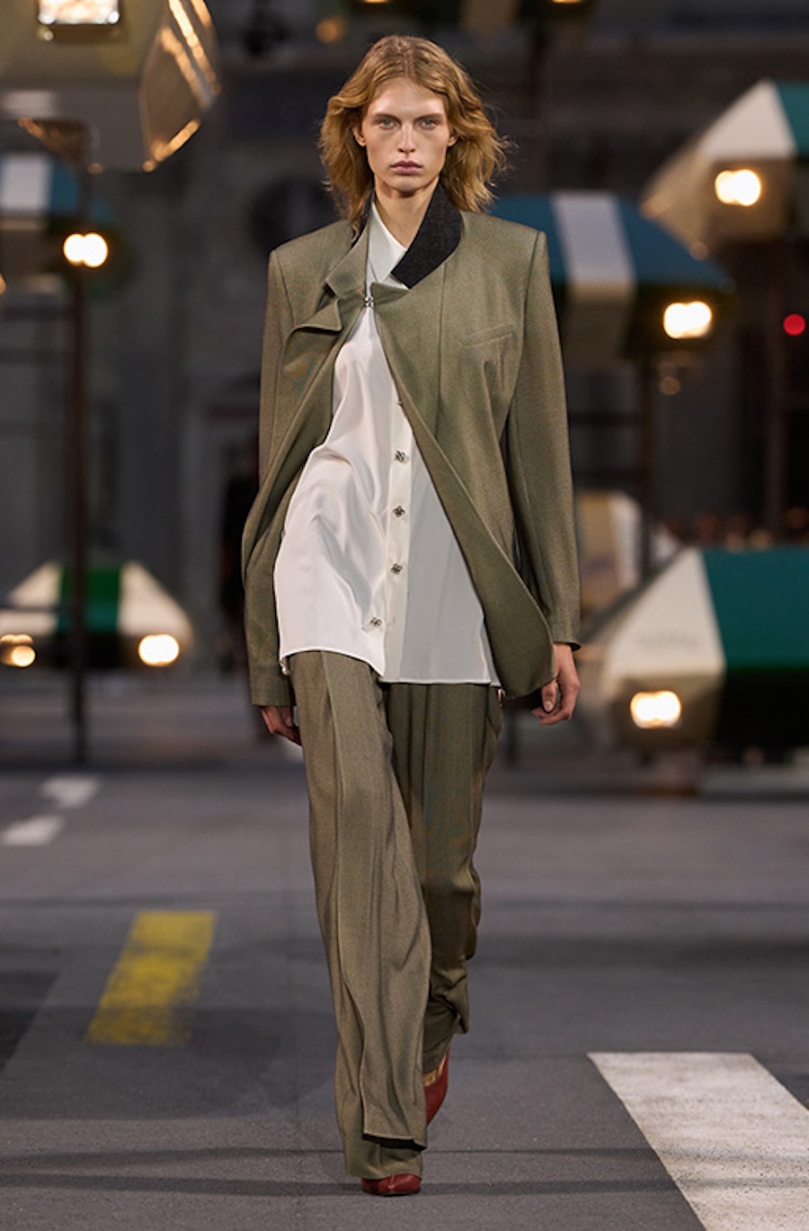 Kristalle und futuristische Silhouetten: Louis Vuitton zeigt die Garderobe der Zukunft
