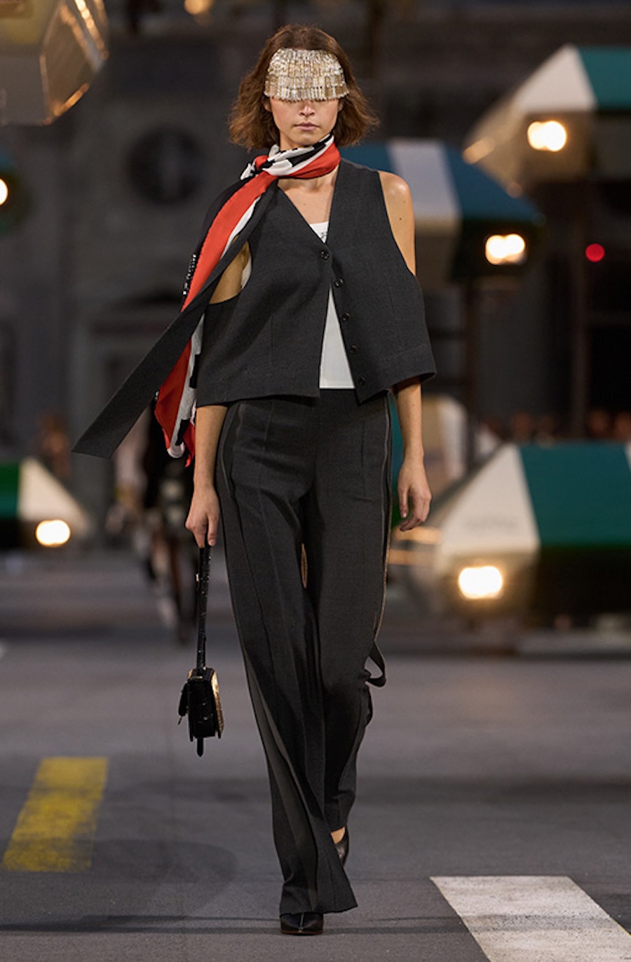 Kristalle und futuristische Silhouetten: Louis Vuitton zeigt die Garderobe der Zukunft