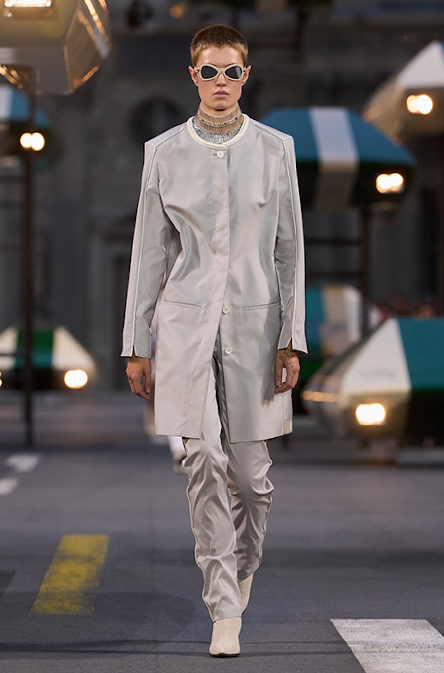 Kristalle und futuristische Silhouetten: Louis Vuitton zeigt die Garderobe der Zukunft