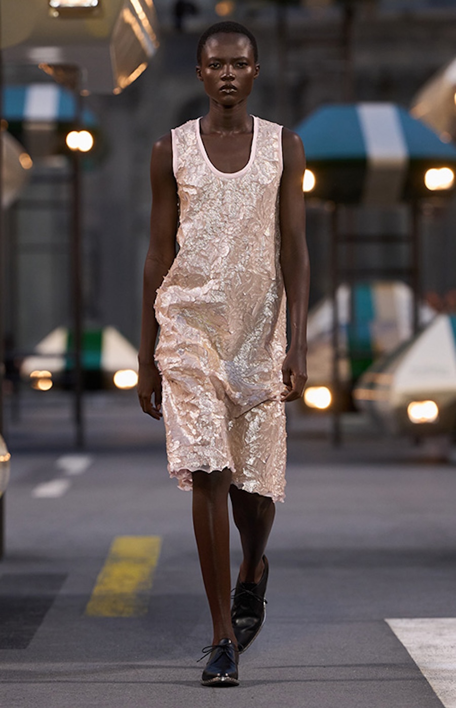 Kristalle und futuristische Silhouetten: Louis Vuitton zeigt die Garderobe der Zukunft