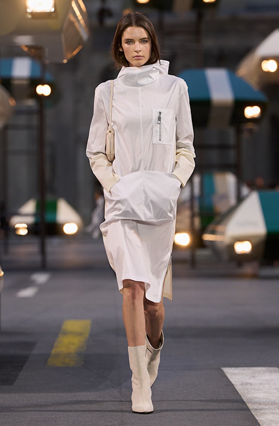 Kristalle und futuristische Silhouetten: Louis Vuitton zeigt die Garderobe der Zukunft