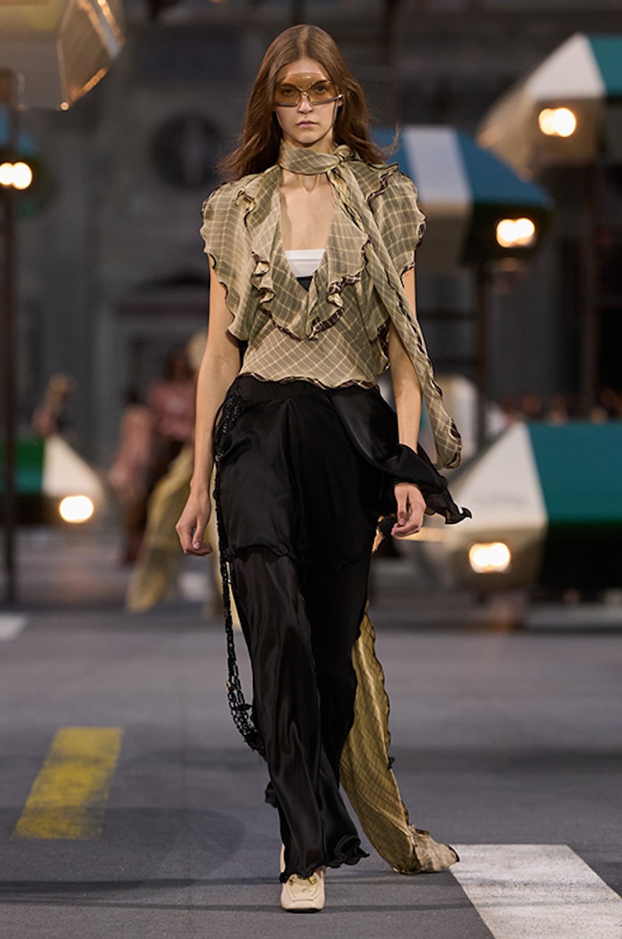 Kristalle und futuristische Silhouetten: Louis Vuitton zeigt die Garderobe der Zukunft