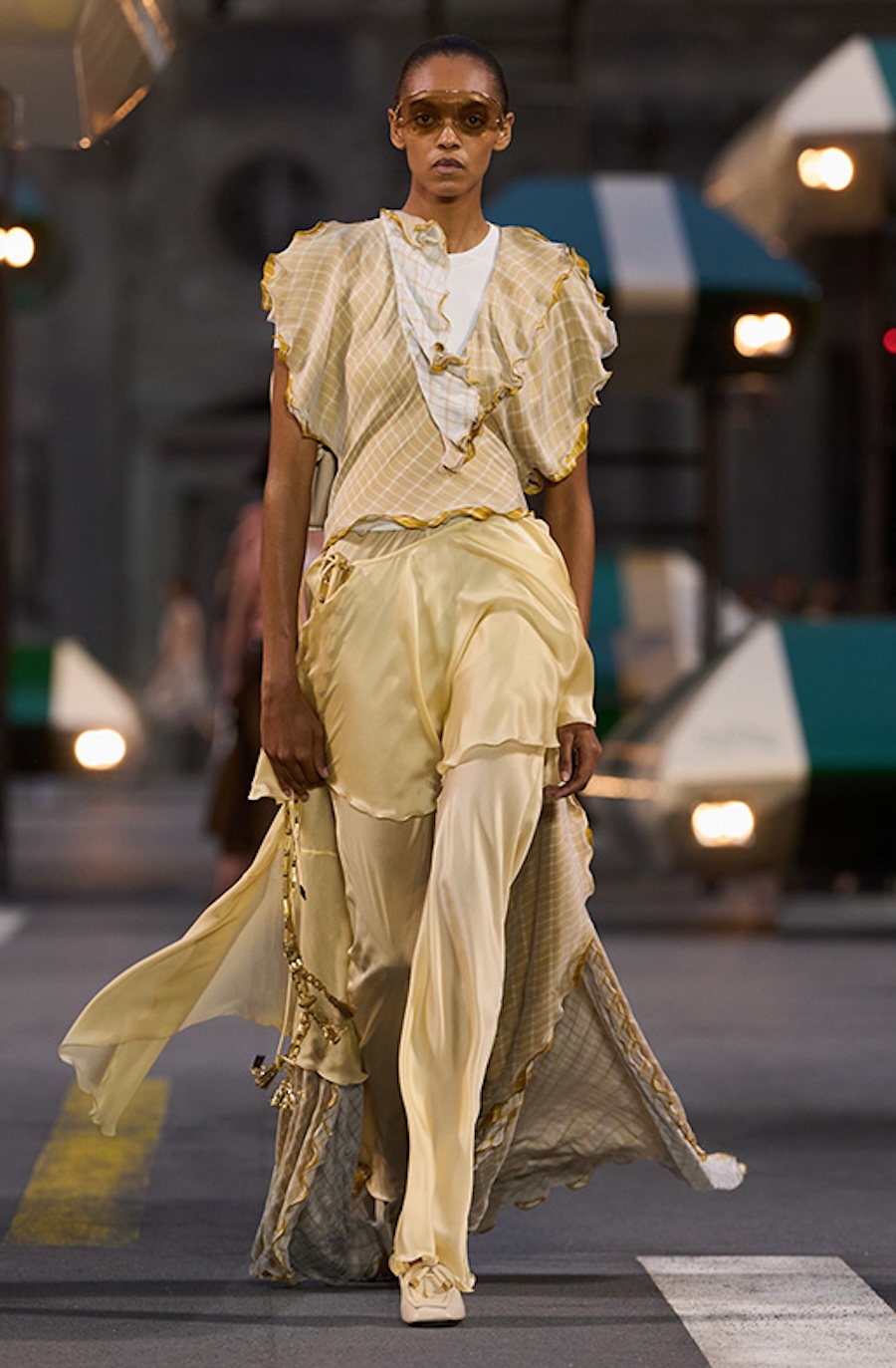 Kristalle und futuristische Silhouetten: Louis Vuitton zeigt die Garderobe der Zukunft