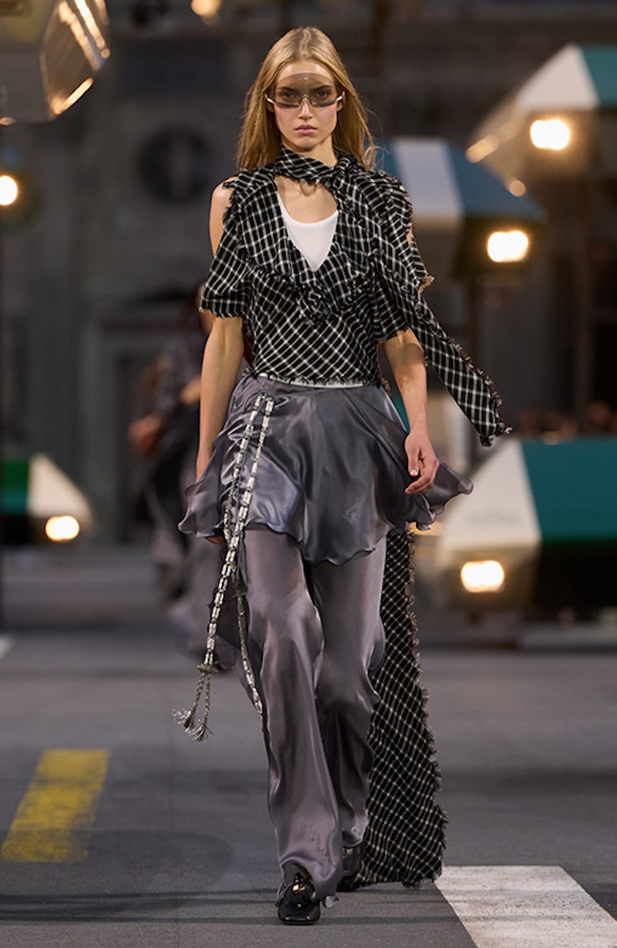 Kristalle und futuristische Silhouetten: Louis Vuitton zeigt die Garderobe der Zukunft