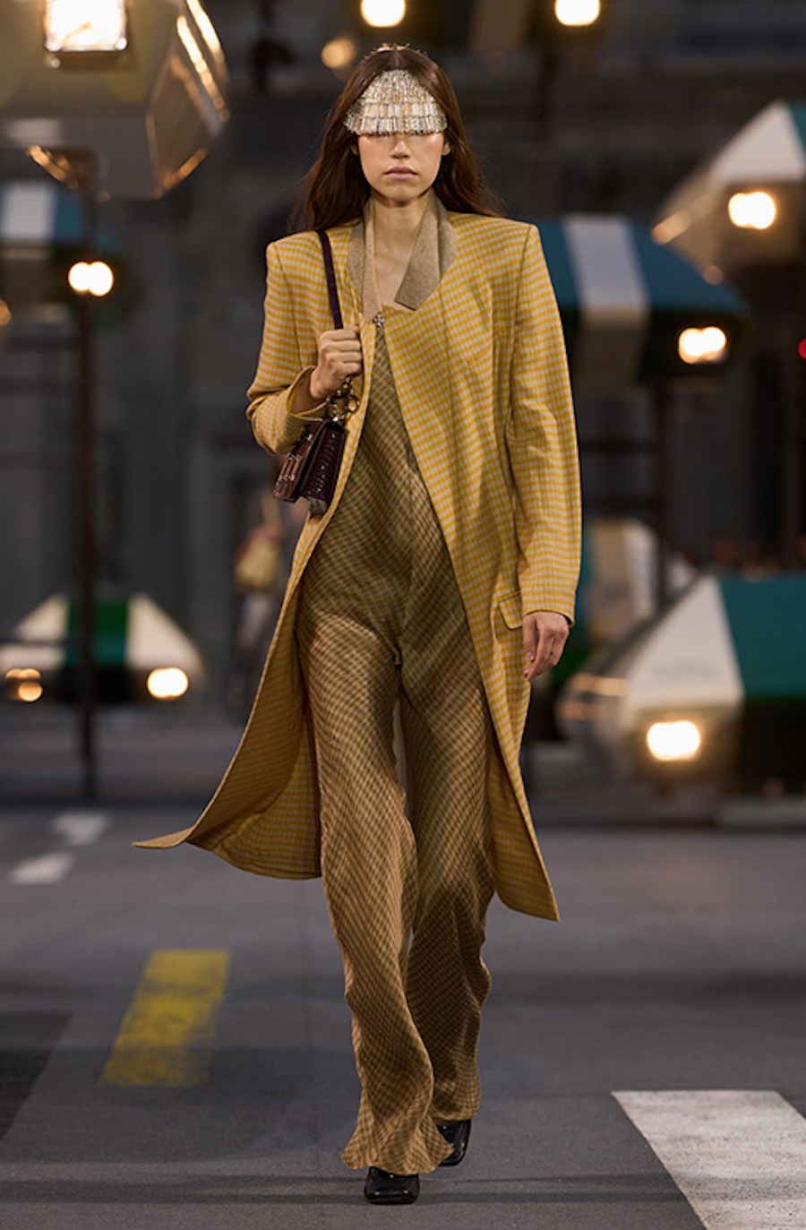 Kristalle und futuristische Silhouetten: Louis Vuitton zeigt die Garderobe der Zukunft