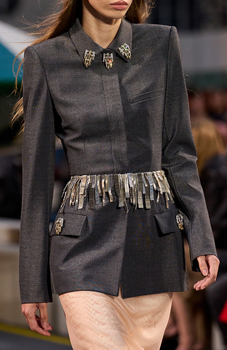 Kristalle und futuristische Silhouetten: Louis Vuitton zeigt die Garderobe der Zukunft