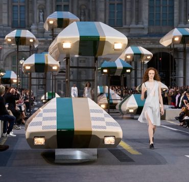 Kristalle und futuristische Silhouetten: Louis Vuitton zeigt die Garderobe der Zukunft