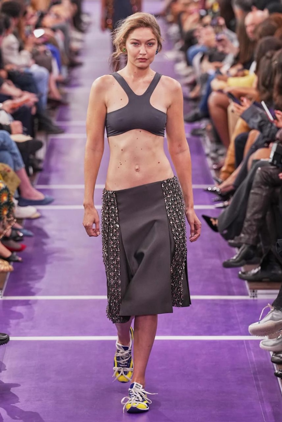 Gigi Hadid im Sport-BH und &laquo;Datscha&raquo;-Trainingsjacken: Miu Miu zeigt die SS&rsquo;27-Kollektion