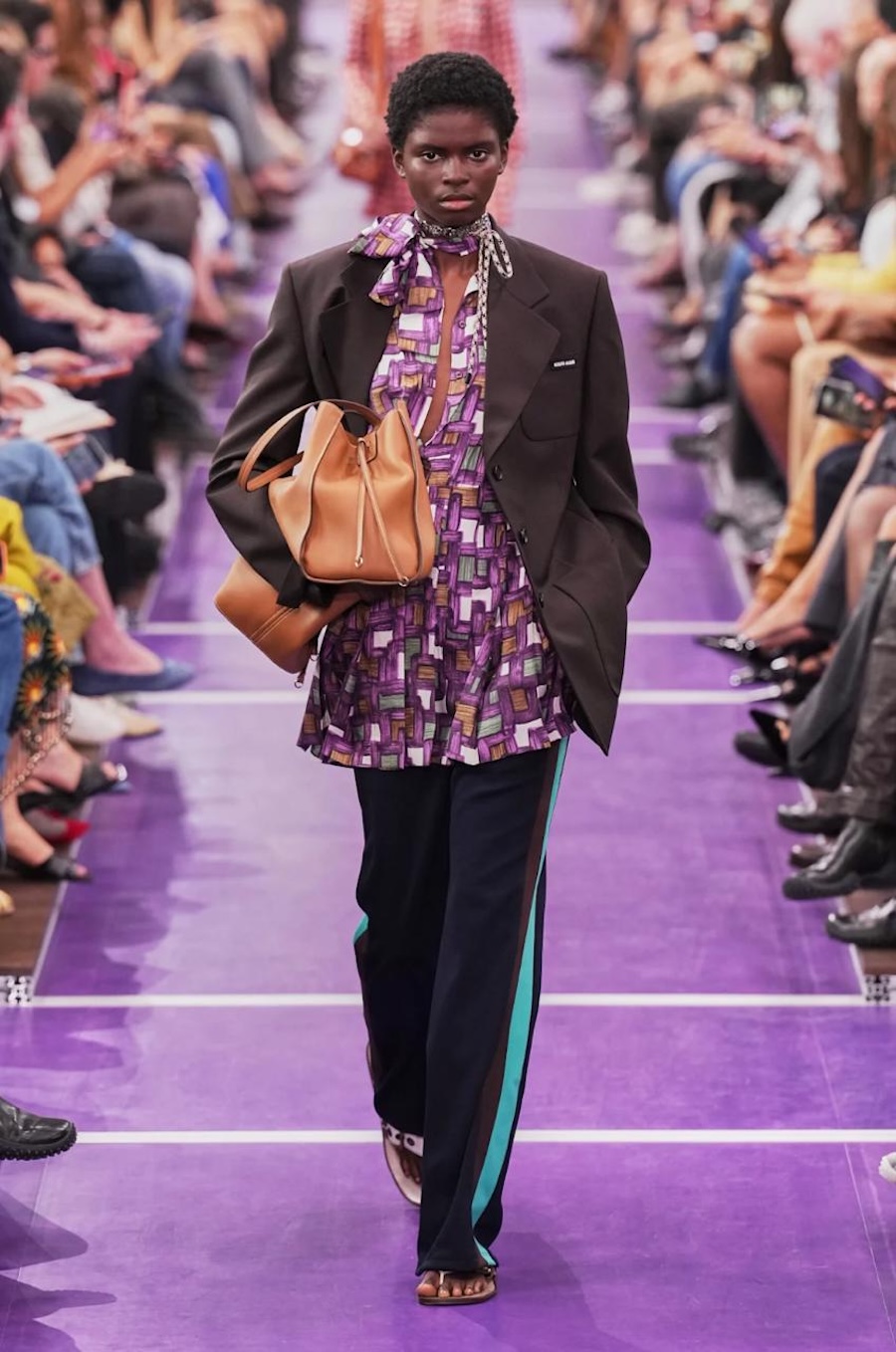 Gigi Hadid im Sport-BH und &laquo;Datscha&raquo;-Trainingsjacken: Miu Miu zeigt die SS&rsquo;27-Kollektion