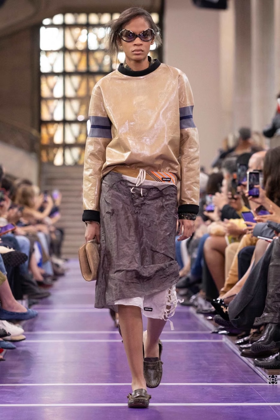 Gigi Hadid im Sport-BH und &laquo;Datscha&raquo;-Trainingsjacken: Miu Miu zeigt die SS&rsquo;27-Kollektion