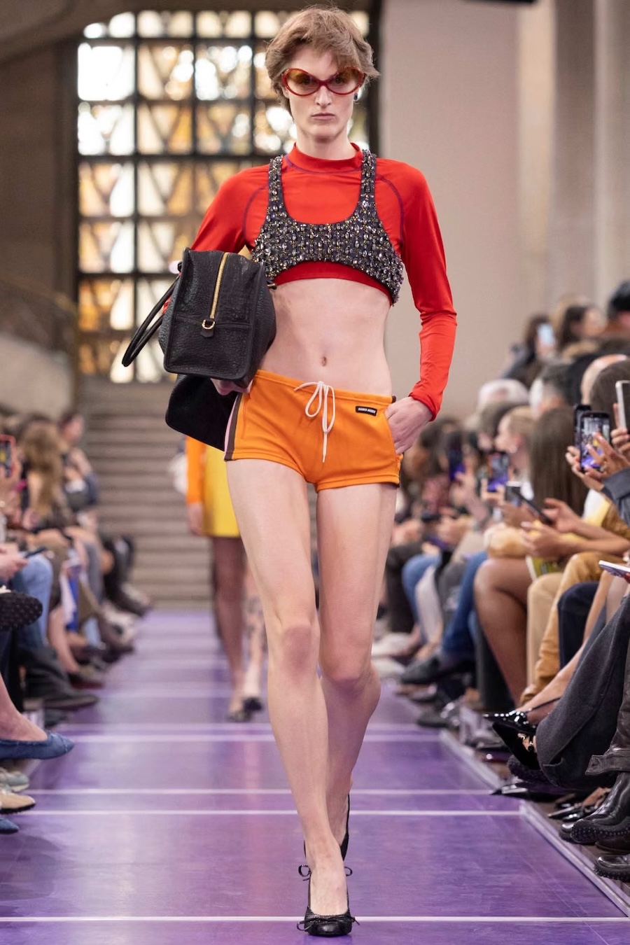 Gigi Hadid im Sport-BH und &laquo;Datscha&raquo;-Trainingsjacken: Miu Miu zeigt die SS&rsquo;27-Kollektion