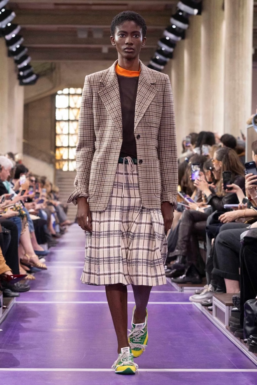 Gigi Hadid im Sport-BH und &laquo;Datscha&raquo;-Trainingsjacken: Miu Miu zeigt die SS&rsquo;27-Kollektion