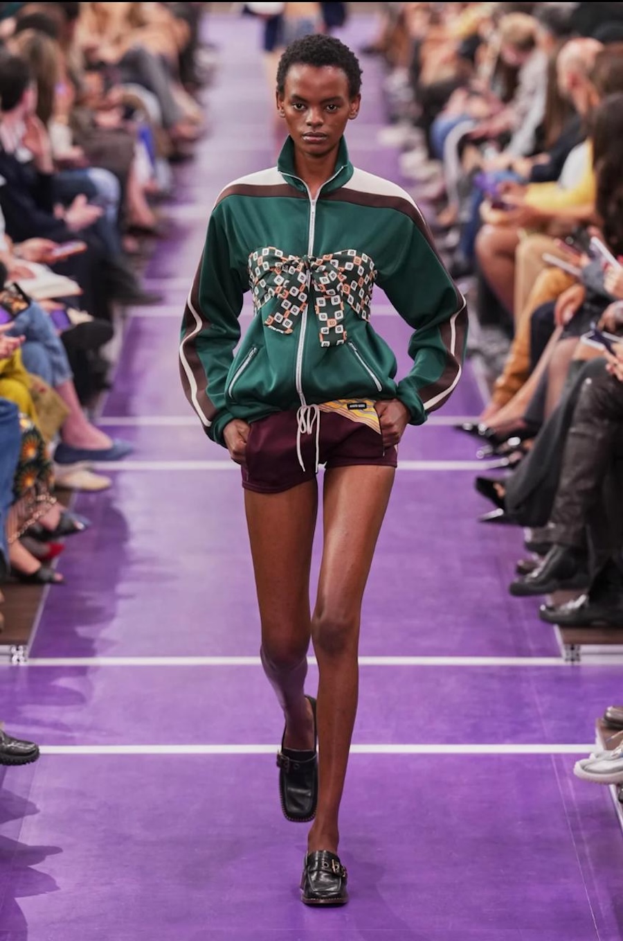 Gigi Hadid im Sport-BH und &laquo;Datscha&raquo;-Trainingsjacken: Miu Miu zeigt die SS&rsquo;27-Kollektion