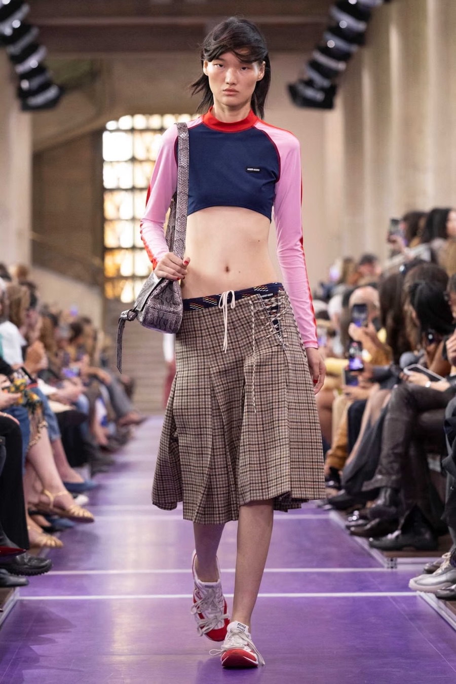 Gigi Hadid im Sport-BH und &laquo;Datscha&raquo;-Trainingsjacken: Miu Miu zeigt die SS&rsquo;27-Kollektion