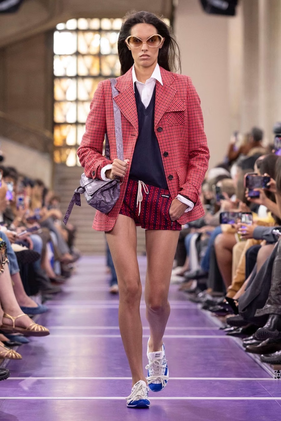 Gigi Hadid im Sport-BH und &laquo;Datscha&raquo;-Trainingsjacken: Miu Miu zeigt die SS&rsquo;27-Kollektion