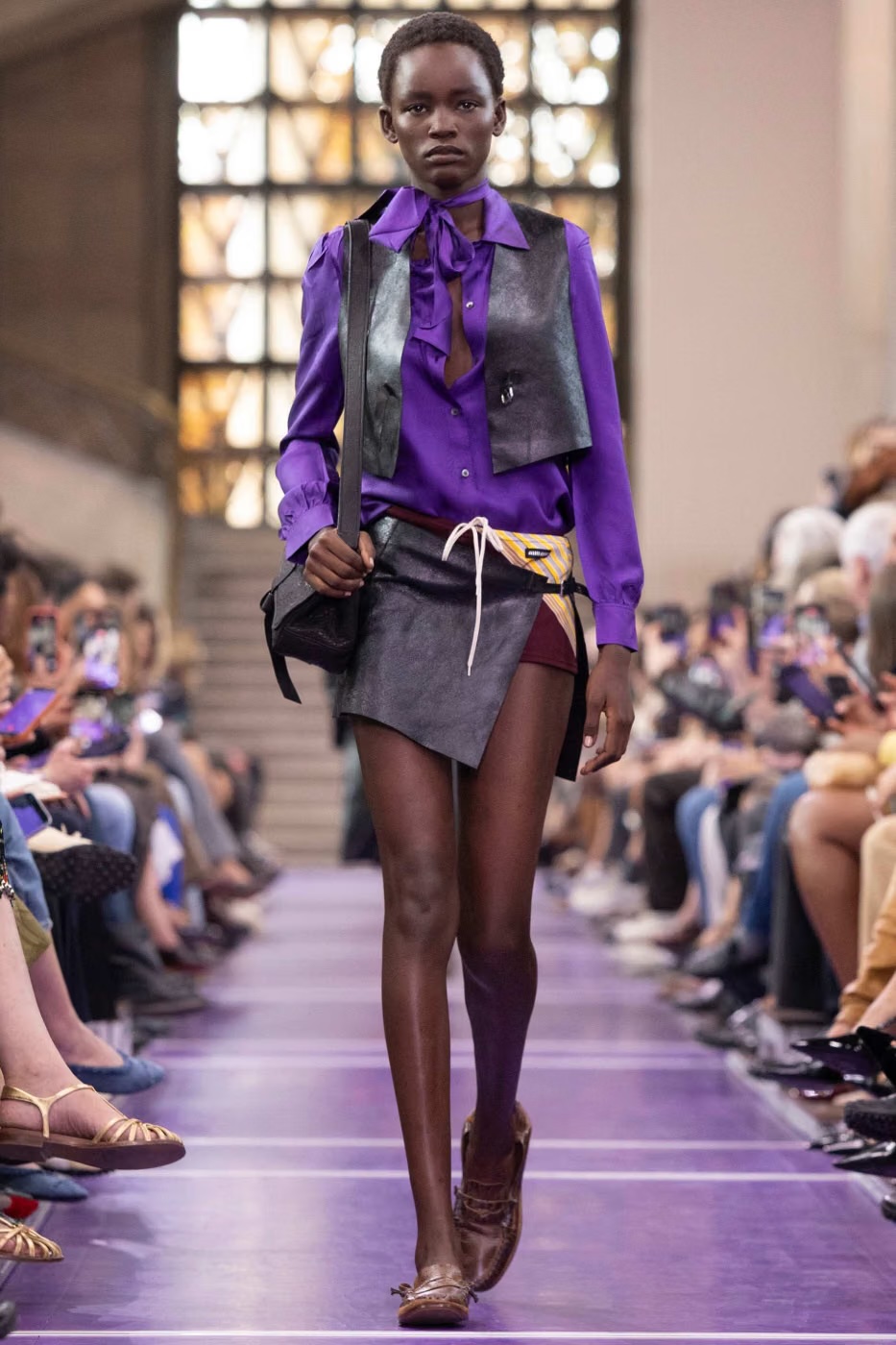 Gigi Hadid im Sport-BH und &laquo;Datscha&raquo;-Trainingsjacken: Miu Miu zeigt die SS&rsquo;27-Kollektion