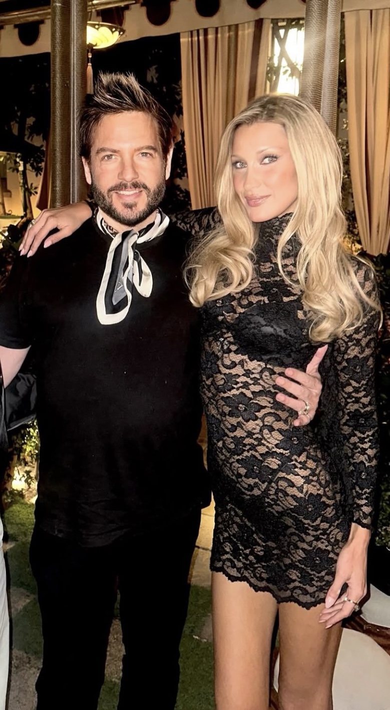 Style-Duell: Bella Hadid l&auml;sst Britney Spears&rsquo; ikonischen Look wieder aufleben