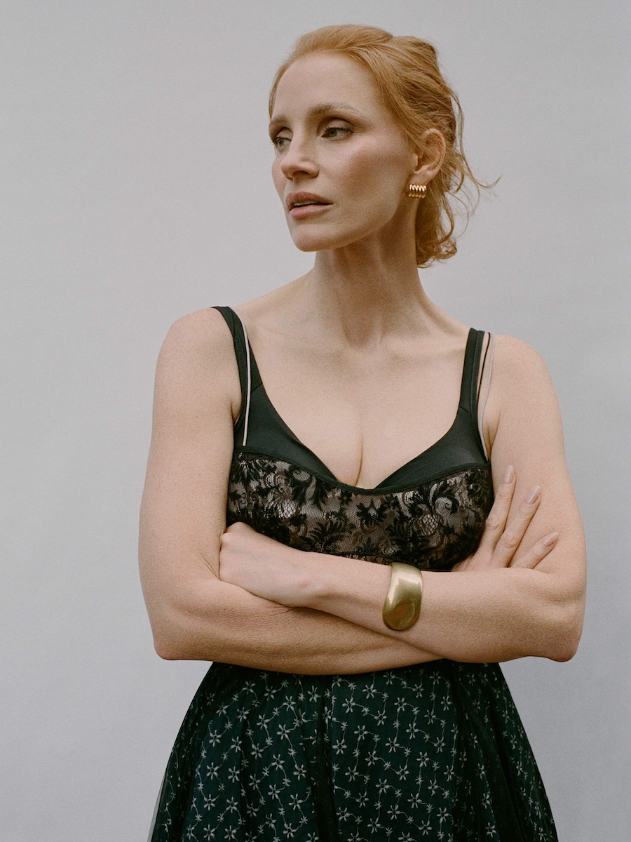 Jessica Chastain über Mutterschaft ohne Beschönigung, weibliche Stärke und das Recht, ehrlich zu sein — für PORTER